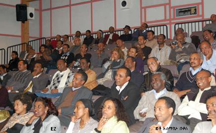 The public while Welelaye reading 