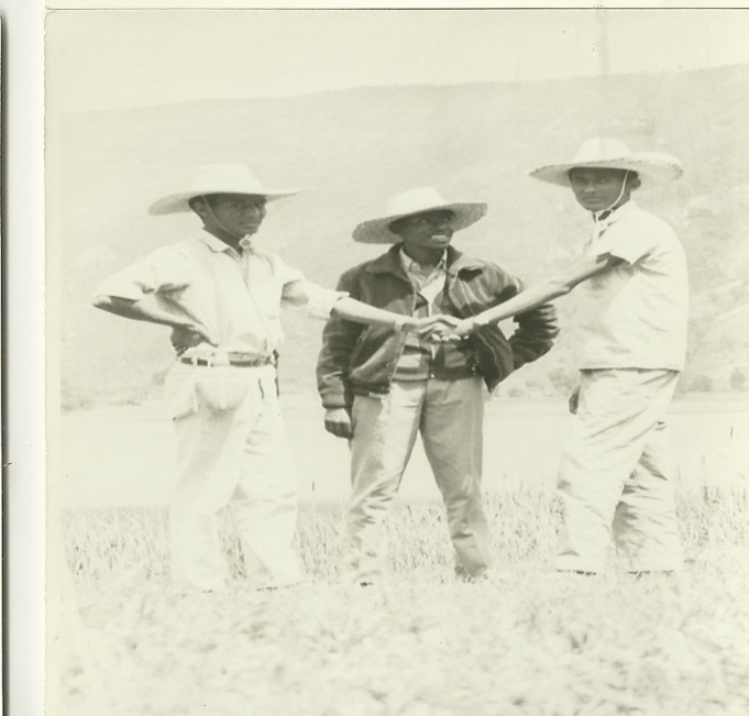 ከመሃል ኃላፊ መምህራችን አቶ ሲራክ በላይነህ፣ እኔና አንድ ጓዴ የቦይ ስካውት የግራ እጅ ሰላምታ ስንለዋወጥ