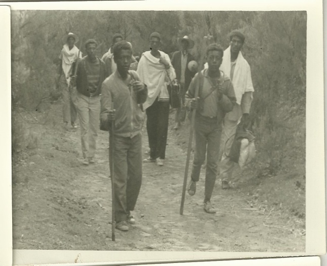 ቦይ እስካውቶች ጓዛችንን ሸከፈን በጉዞ ላይ እያለን