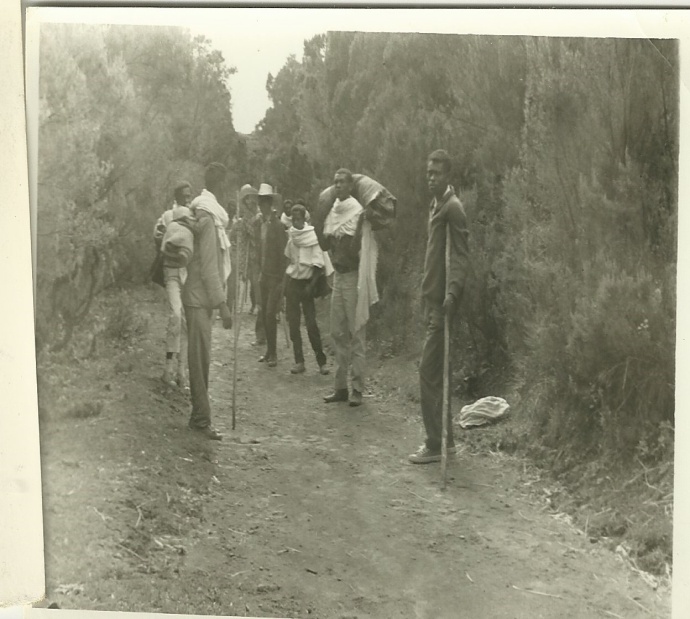 ቦይ እስካውቶች ጓዛችንን ሸከፈን በጉዞ ላይ እያለን