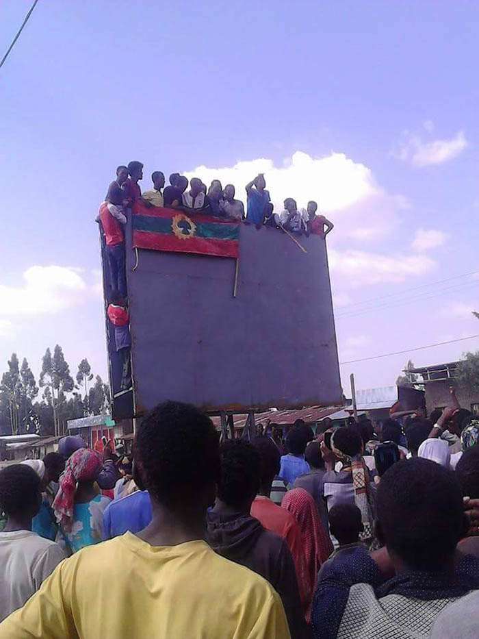 የምታዩት ፎቶ ምን ያህል በኦሮሚያ ያለው እንቅስቃሴ በአክራሪዎች፣ በኦነጋውያን እንደተጠለፈ የሚያሳይ ነው