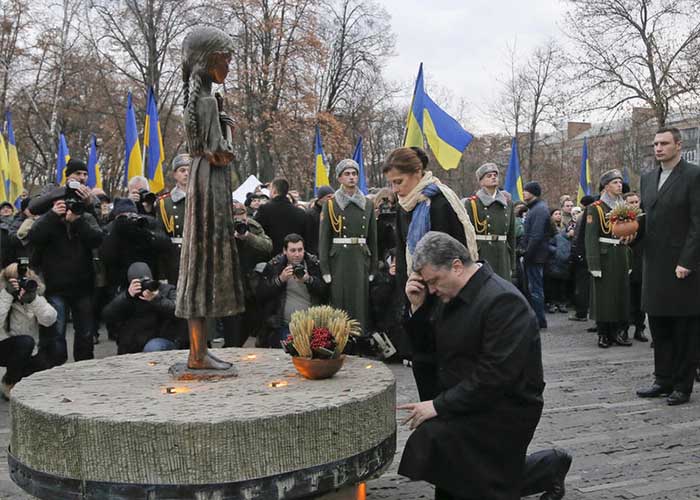 የዩክሬኑ ፕሬዚዳንት ፔትሮ ፕሮሸንኮ በረሃብ የሞቱትን ሰዎች በመታሰቢያ ሐውልቱ ስር ሲያስቡ። President of Ukraine Petro Poroshenko attending a memorial on November 22, 2014 in Kyiv for the victims of the Holodomor, or the Famine-Genocide conducted by the Soviets in Ukraine in 1932-1933, which killed millions of Ukrainians. (Image: ImagineChina)