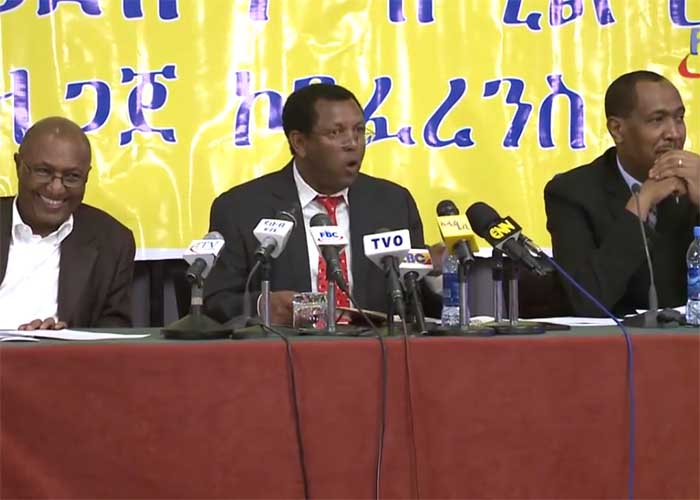 Lidetu Ayalew (M) and Bereket Simon (L)