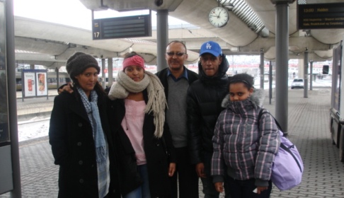 (ከግራ ወደ ቀኝ) የጋዜጠኛ ዳዊት ይስኃቅ ባለቤት ወ/ሮ ሶፊያ፣ ቤተልሔም (ልጁ)፣ ደራሲ አበራ፣ ዮራን (ልጁ) እና ዳናይት (ልጁ) 