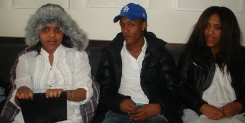 የጋዜጠኛ ዳዊት ይስኃቅ ልጆች ሽልማቱን ይዘው (ከግራ ወደ ቀኝ) ዳናይት፣ ዮራን እና ቤተልሔም 