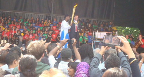 ወጣት ዲ/ን ሳሙኤል ብርሃኑ እና ከንቲባ ሮቤን ዌልስ በመድረክ ላይ