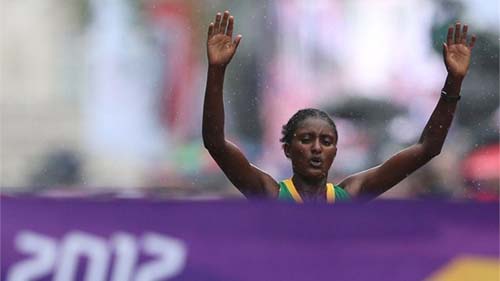 አትሌት ቲኪ ገላና በለንደኑ ኦሎምፒክ የሴቶች ማራቶን በአሸናፊነት ክብረወሰን ስትሰብር Tiki Gelana of Ethiopia celebrates winning the Marathon