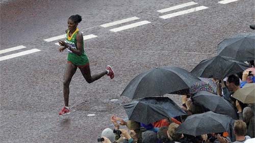 ኢትዮጵያዊቷ ቲኪ ገላና በመጨረሻው አንድ ኪሎ ሜትር ሲቀር የመሪነቱን ስፍራ ጨብጣ Ethiopia's Tiki Gelana leads to win the Women's Marathon