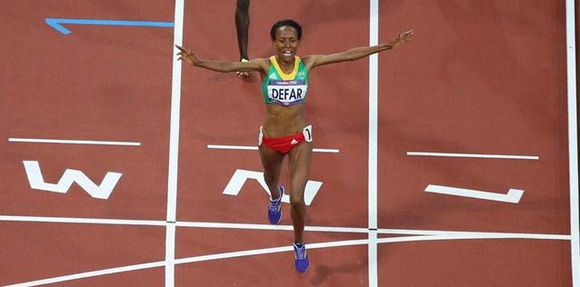 አትሌት መሰረት ደፋር ውድድሩን ስታሸንፍMeseret Defar of Ethiopia celebrates winning gold
