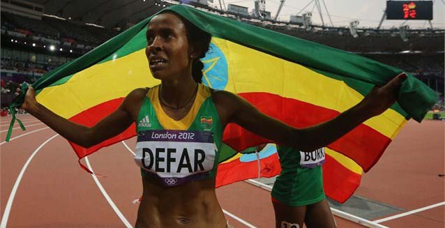 መሰረት ደፋር በ5000 ሜትር የወርቅ ሜዳሊያ ባለቤትነቷን ካረጋገጠች በኋላ Meseret Defar of Ethiopia celebrates winning gold in the women's 5000m Final