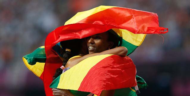 መሰረት ደፋርና ጥሩነሽ ዲባባ የወርቅና የነኀስ ሜዳሊያ ማግኘታቸውን አረጋግጠው በደስታ ተቃቅፈው Meseret Defar of Ethiopia celebrates with Tirunesh Dibaba of Ethiopia after winning