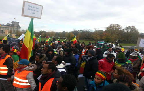 በጀርመን የሚኖሩ ኢትዮጵያውያን ኖቨምበር 6 ቀን 2012 እ.ኤ.አ. በበርሊን ከተማ ያደረጉት ሰላማዊ ሰልፍ Ethiopians protest in Berlin 2012-11-06