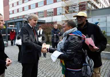 አቶ ፍቅረሰብ አበበ የሰላማዊ ሰልፈኛው ጥያቄዎች ሲያስረክቡ