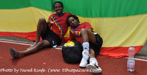 የሀገር ልብስ (ጎሣዬ ቲሸርት) የለበሱ ወጣቶች