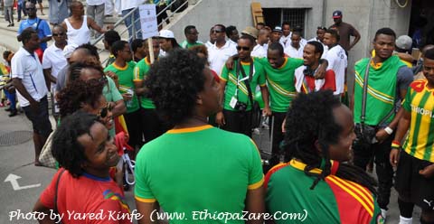 በባህል ልብስ ያጌጡት የኮሎን ተጫዋቾች