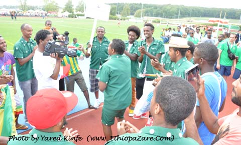 በሀገር ባህል ልብስ አጊጠው በሀገር ባህል ዘፈን ሲጨፍሩ የነበሩት የኢትዮ-ፈረንሣይ ተጫዋቾች