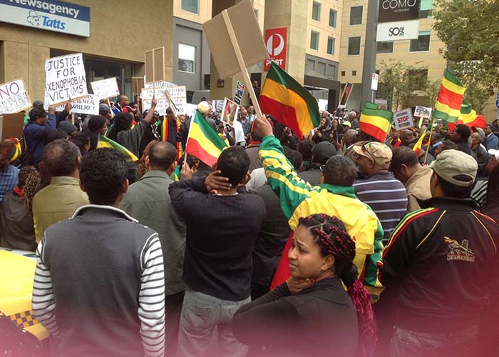 Ethiopians protested in Meelbourne. በሜልበርን የሚገኙ ኢትዮጵያዊያን በደቡብ አፍሪካና በሊቢያ በወገኖቻችን ላይ የተፈጸመውን ኢሰብዓዊ ጥቃት በመቃወም ከፍተኛ የተቃውሞ ሰልፍ አደረጉ