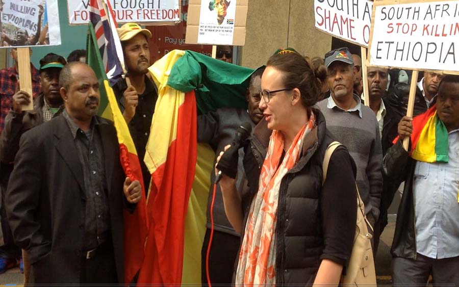 Ethiopians protested in Melbourne. በሜልበርን የሚገኙ ኢትዮጵያዊያን በደቡብ አፍሪካና በሊቢያ በወገኖቻችን ላይ የተፈጸመውን ኢሰብዓዊ ጥቃት በመቃወም ከፍተኛ የተቃውሞ ሰልፍ አደረጉ