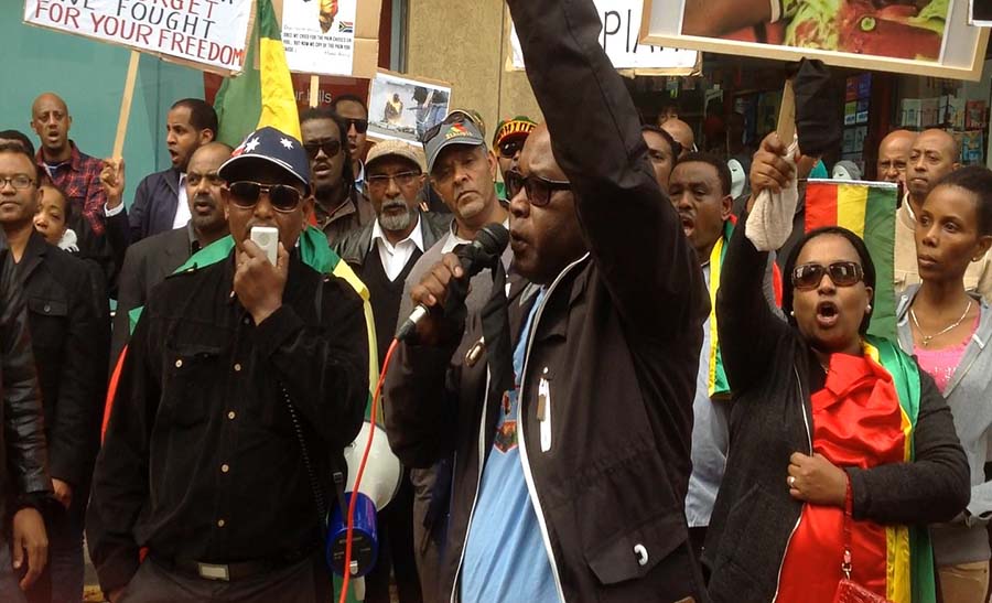 Ethiopians protested in Melbourne. Ethiopians protested in Melbourne. Ethiopians protested in Melbourne. በሜልበርን የሚገኙ ኢትዮጵያዊያን በደቡብ አፍሪካና በሊቢያ በወገኖቻችን ላይ የተፈጸመውን ኢሰብዓዊ ጥቃት በመቃወም ከፍተኛ የተቃውሞ ሰልፍ አደረጉ