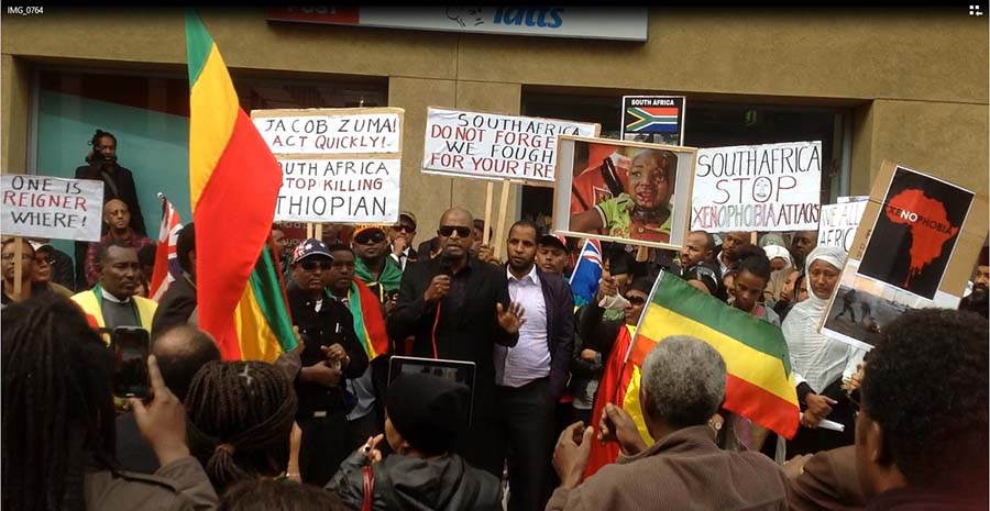 Ethiopians protested in Melbourne. Ethiopians protested in Melbourne. Ethiopians protested in Melbourne. በሜልበርን የሚገኙ ኢትዮጵያዊያን በደቡብ አፍሪካና በሊቢያ በወገኖቻችን ላይ የተፈጸመውን ኢሰብዓዊ ጥቃት በመቃወም ከፍተኛ የተቃውሞ ሰልፍ አደረጉ
