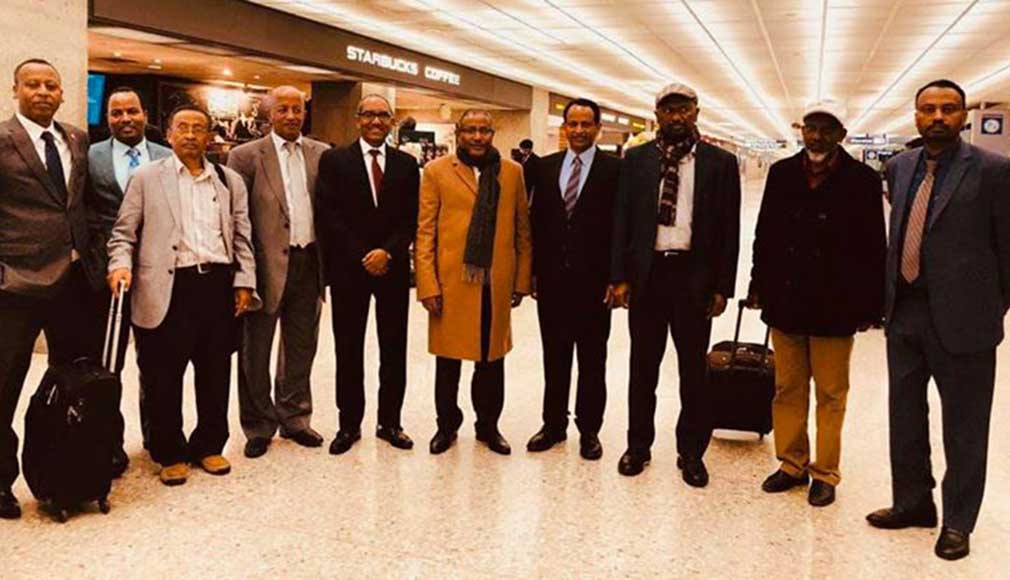 በአቶ ገዱ አንዳርጋቸው (ፎቶ፣ ከግራ ወደቀኝ 6ኛ ላይ) የተመራው የልዑካን ቡድንን ሰኞ ዕለት (ጥቅምት 24 ቀን 2012 ዓ.ም.) ዋሽንግተን አየር ማረፊያ የተቀበሏቸው አምባሳደር ፍጹም አረጋ ናቸው።