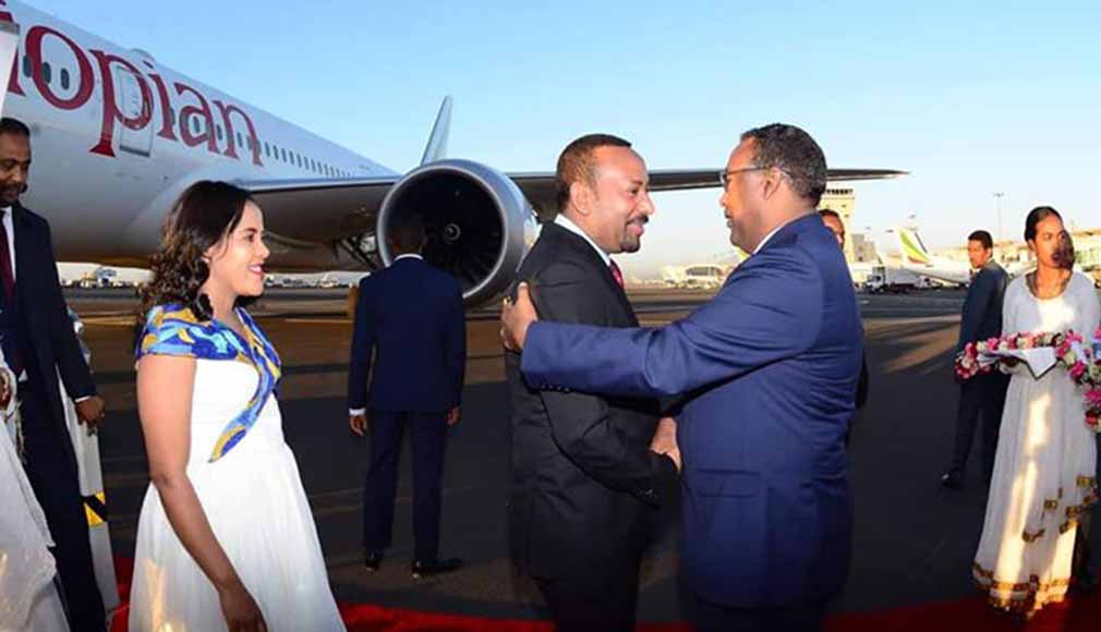 ምክትል ጠቅላይ ሚኒስትር ደመቀ መኮንን ጠቅላይ ሚኒስትር ዐቢይ አሕመድን ከኖቤል ሽልማቱ መልስ በቦሌ ዓለም አቀፍ አውሮፕላን ማረፊያ አቀባበል ሲያደርጉላቸው፣ ሐሙስ ታኅሣሥ ፪ ቀን ፳፻፲፪ ዓ.ም.፣ እ.ኤ.አ. December 12, 2019