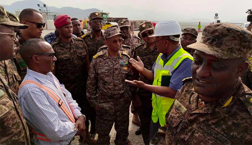 የጦር ኃይሎች ጠቅላይ ኤታማዦር ሹም ጄኔራል አደም መሐመድ የታላቁ ህዳሴ ግድብን በጎበኙበት ወቅት