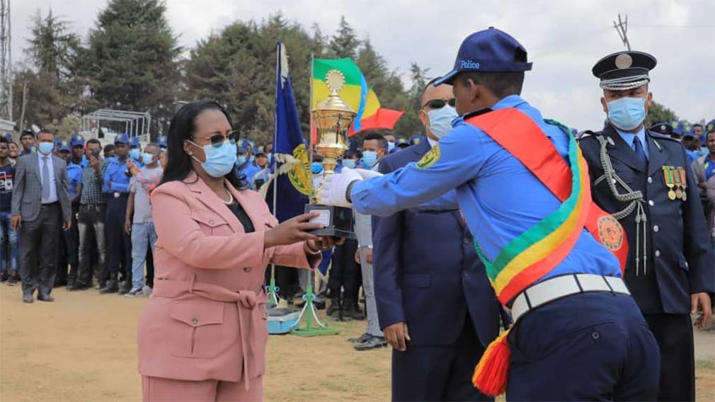 የዕለቱ የክብር እንግዳ ወይዘሮ አዳነች አቤቤ በምረቃ ሥነ-ሥርዓቱ ላይ ሽልማት ሲሰጡ