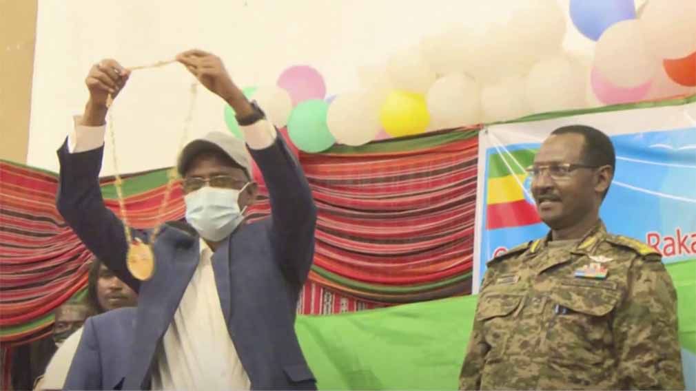 የአፋር ክልላዊ መንግሥት ርዕሰ መስተዳድር አቶ አወል አርባ ለመከላከያ ዋና ኤታማዦር ሹም ጄኔራል ብርሃኑ ጁላ ኒሻኑን ሲያበረክቱ