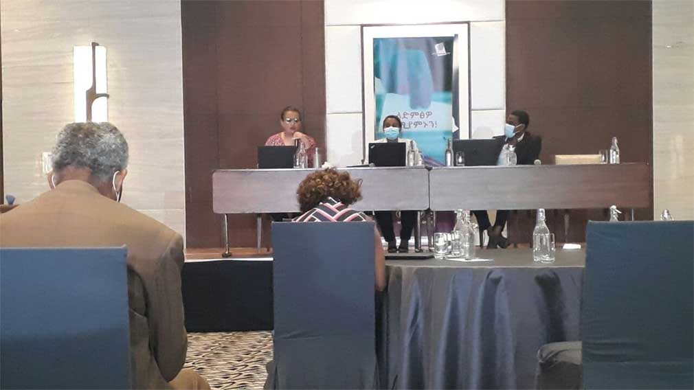 የቦርዱ ሰብሳቢ ወይዘሪት ብርቱካን ሚዴቅሳ ለፓለቲካ ፓርቲዎች ማብራሪያ ሲሰጡ