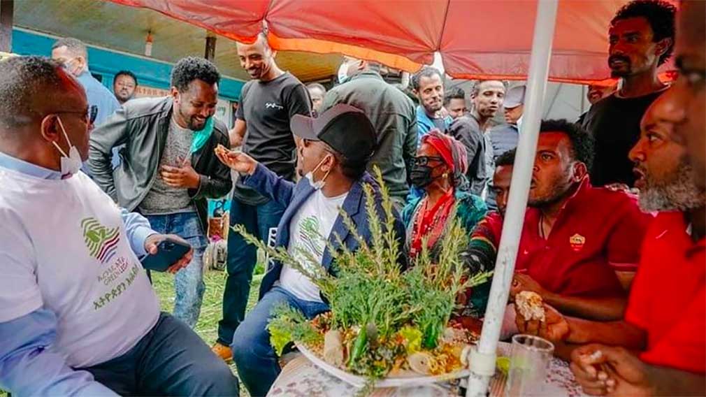በአዲስ አበባ ሰሜን ማዘጋጃ አካባቢ “እማማ ፊሽካ” በሚል ቅጽል ስም የሚታወቁ እናት በምግብ ቤታቸው “ዶ/ር ዐቢይ ስፔሻል” በሚል የጠሩትና ለአራት ሰዎች የሚበቃ የ200 ብር ዋጋ ያለው ምግብ ጠቅላይ ሚኒስትሩ ቀርቦላቸው እየበሉና እያጎረሱ።