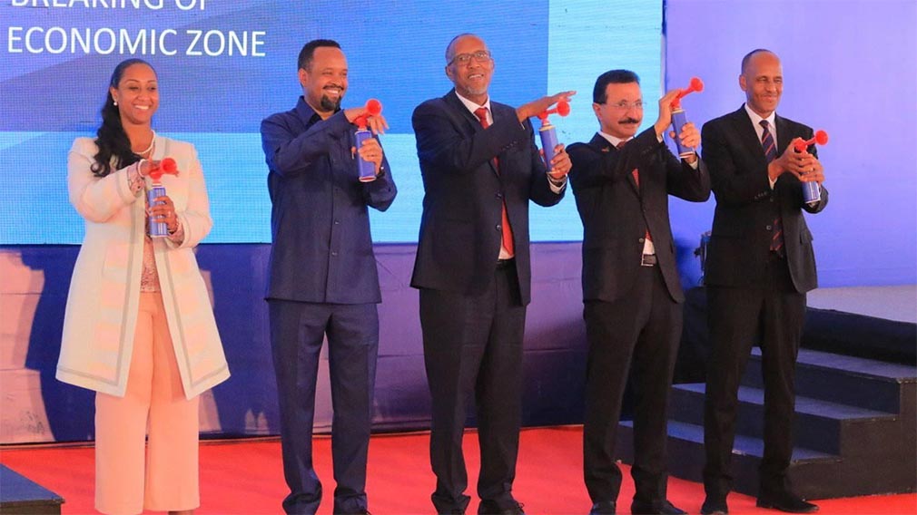 ወ/ሮ ዳግማዊት ሞገስ፣ አቶ አሕመድ ሸዴ፣ ፕሬዝዳንት ሙሳ ቢሂ አብዲ፣ የዲፒ ወርልድ ዳይሬክተር ሱልጣን ቢን ሱለይማን እና አቶ ሙስጠፌ መሐመድ (ከግራ ወደቀኝ)