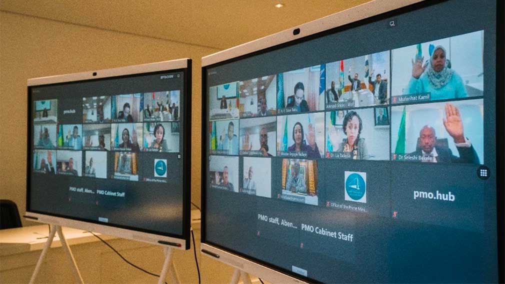 የጠቅላይ ሚኒስትሩ የካቢኔ አባላት ከዶ/ር ዐቢይ አሕመድ ጋር ስብሰባ ሲያካሒዱ