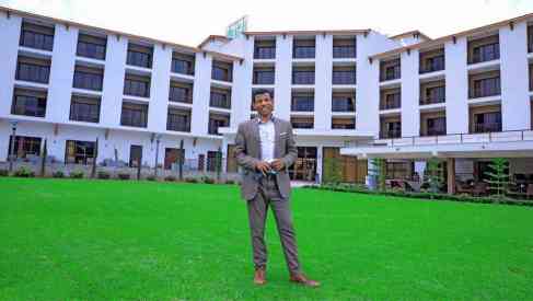 ሻለቃ ኃይሌ ገብረሥላሴ አዳማ በሚገኘውና በቅርቡ ባስመረቀው ኃይሌ ሪዞርት