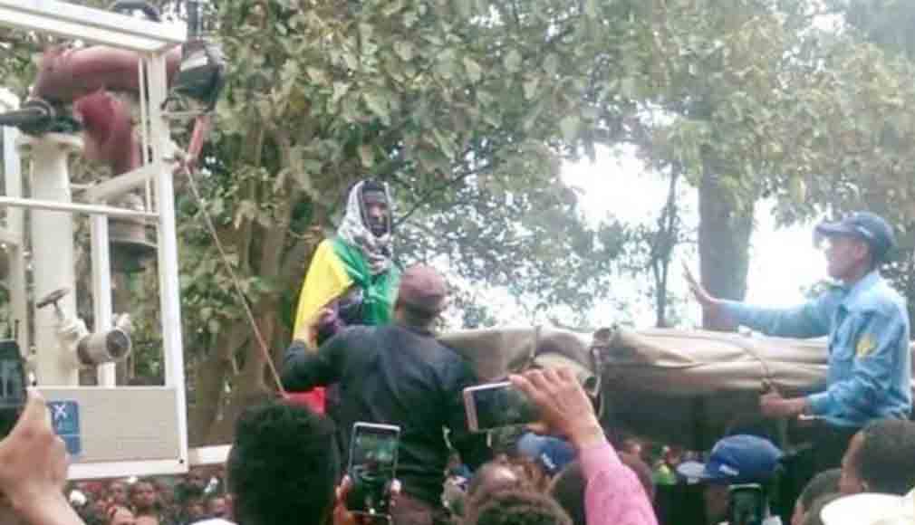 Unidentified Ethiopiawinet addict draped in Ethiopian flag